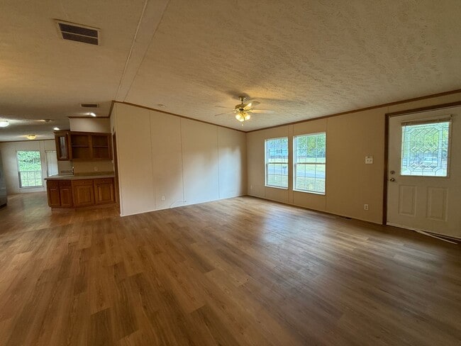 Building Photo - 3bed/2ba Single Family Home