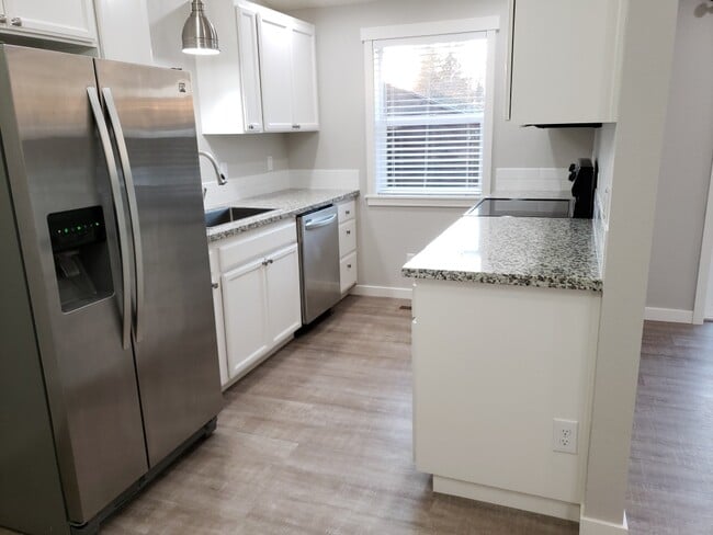 Building Photo - 607 W 1st St