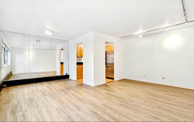 Photo - 700 W Bittersweet Pl Apartment