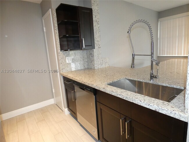 Foto del edificio - 2831 N Oakland Forest Dr