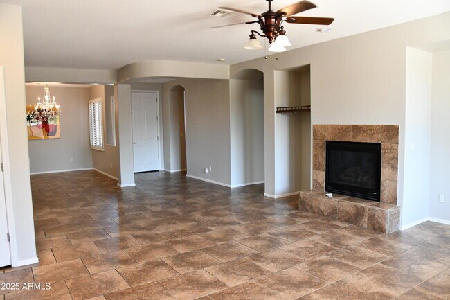 Building Photo - 2219 W Spur Dr