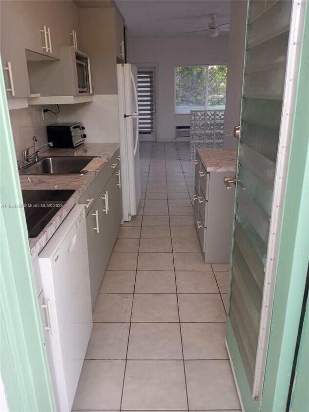 Primary Photo - 6490 Collins Ave