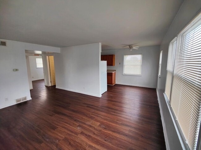 Building Photo - 384 W Indian Trail