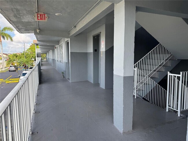 Foto del edificio - 11195 SW 1st St