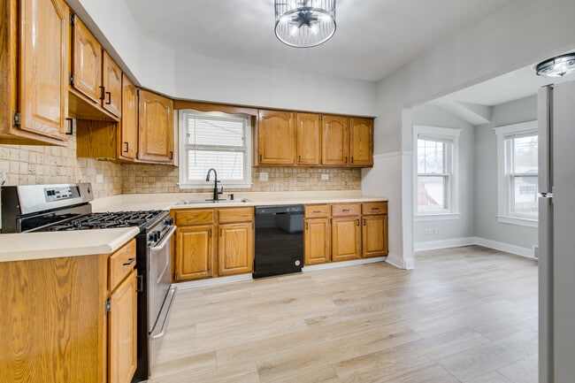Building Photo - 6228 W Berenice Ave