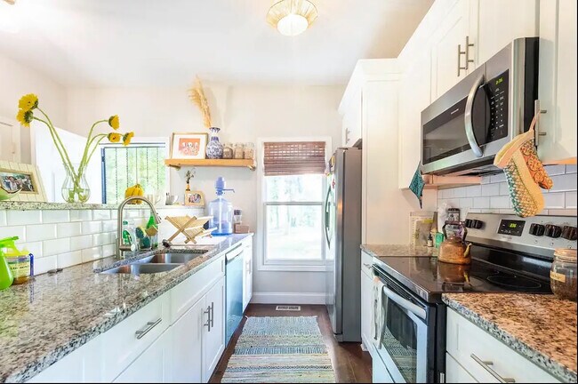 Foto del edificio - Room in House on Bridges Ave SW