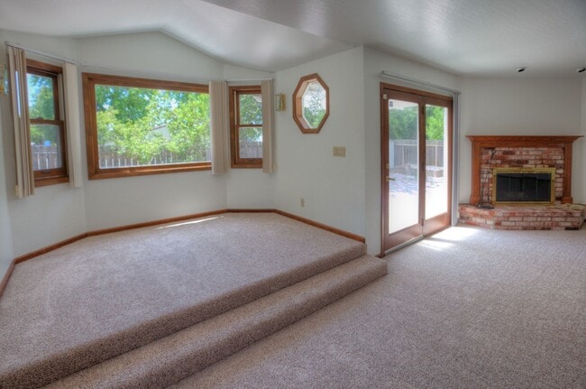 Building Photo - Lovely 3-Bedroom, 2-Bath Home - Parkmont A...