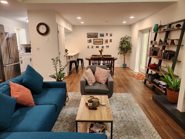 Living room / dining room - 1333 S Ponce de Leon Ave NE