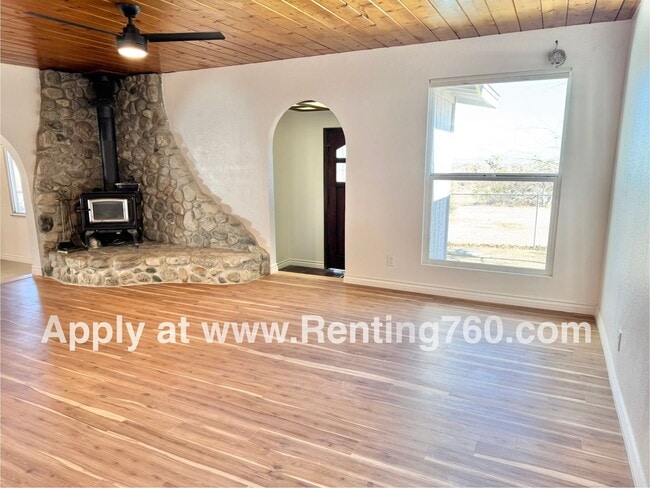 Building Photo - Newly Remodeled Modern Home With Huge Bedr...