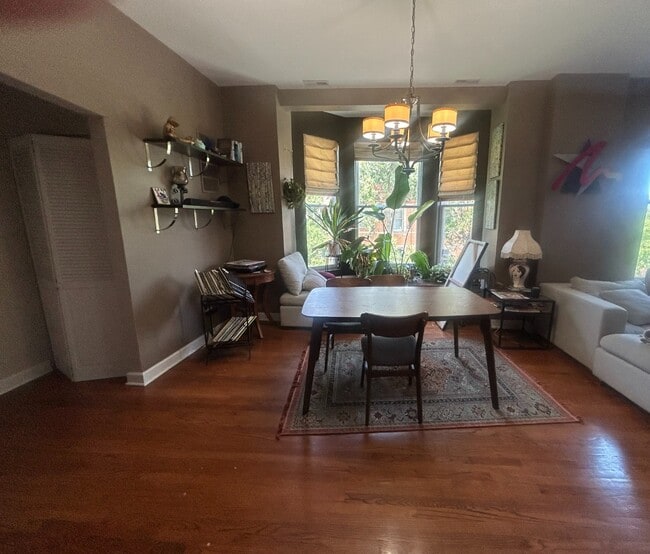 Building Photo - Spacious, Updated 2bd/1bth, Wicker Park, Avail 9/1