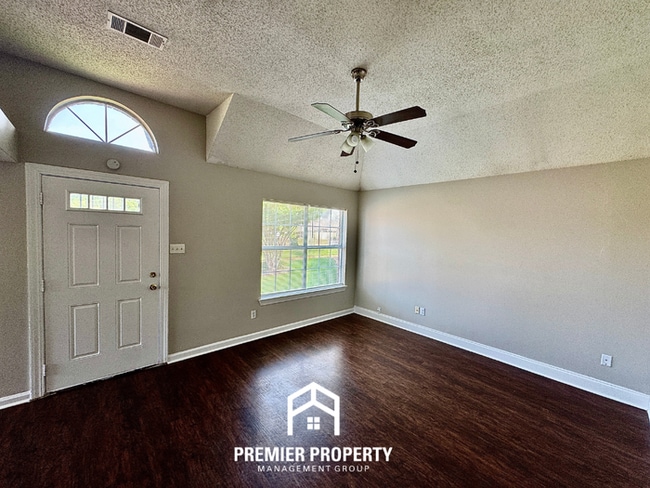 Photo - 3BR/2BA Memphis Rental with High Ceilings, Hardwood Floors & Kitchen Bay Window House