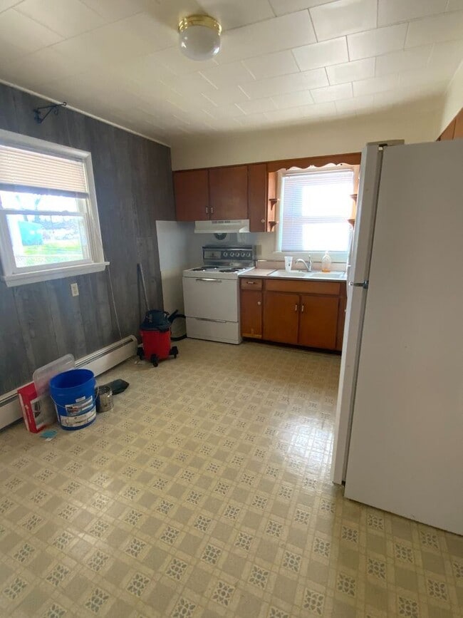 Building Photo - 3 br, 1 bath House - 518 E HIGH ST