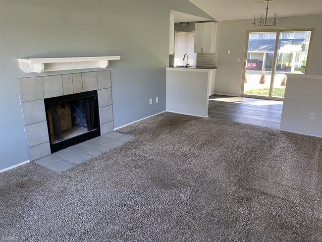Building Photo - 2 br, 1 bath Duplex - 19016 B St E A