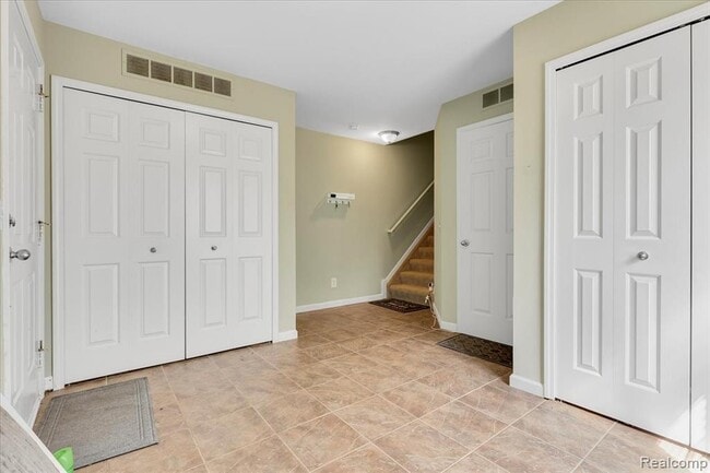 Building Photo - 1048 Lakepointe St
