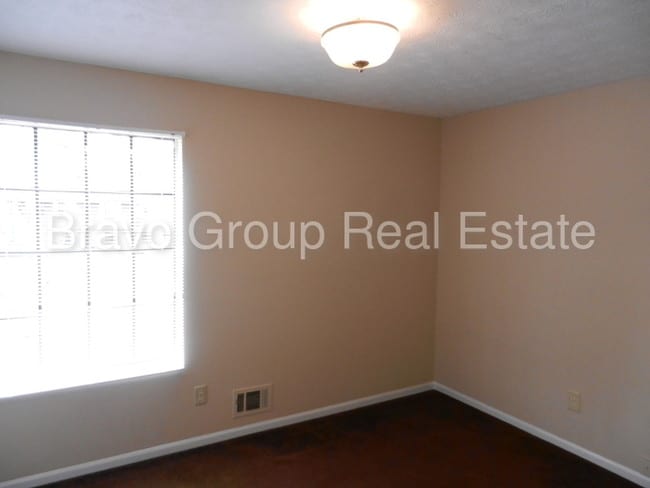 Building Photo - 599 Raintree Dr