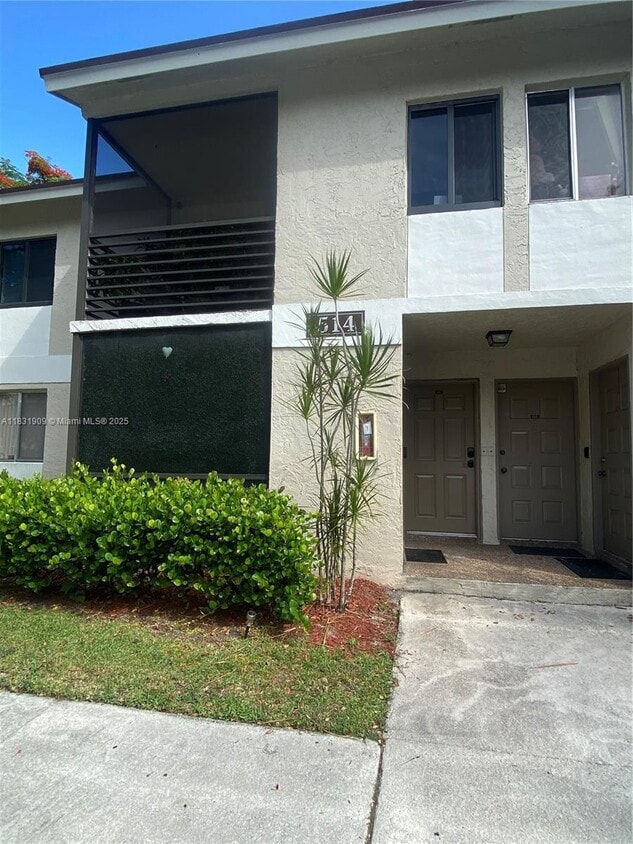 Primary Photo - 514 Gardens Dr