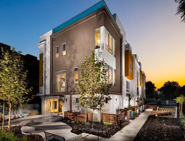 Foto del edificio - Newer Central Dublin Townhome with 2-Car Garage and Private Rooftop Deck