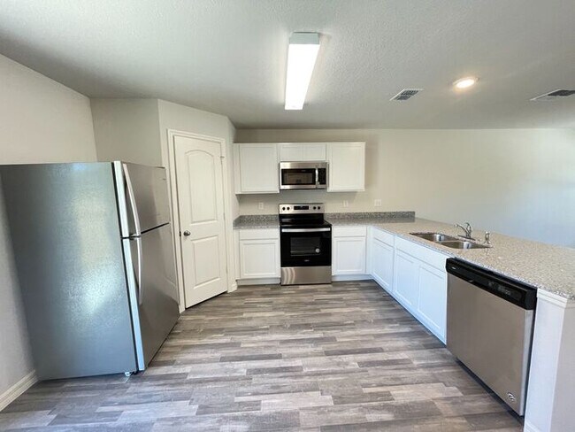 Foto del edificio - Poinciana Village-1630 Tench Ct Poinciana, FL 34759