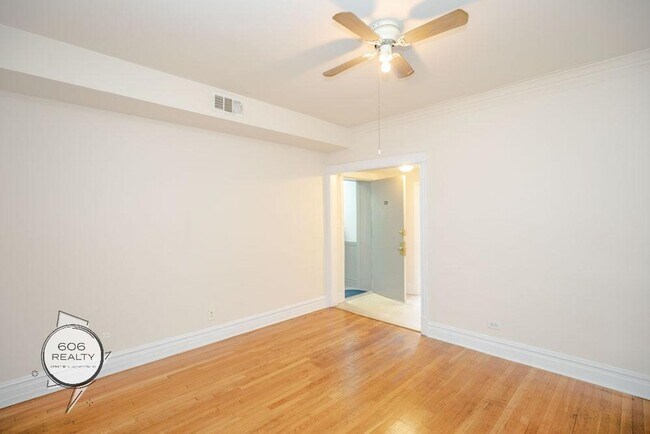 Foto del edificio - Marquette Park 2 Bed w/Hardwood Floors & Central heat