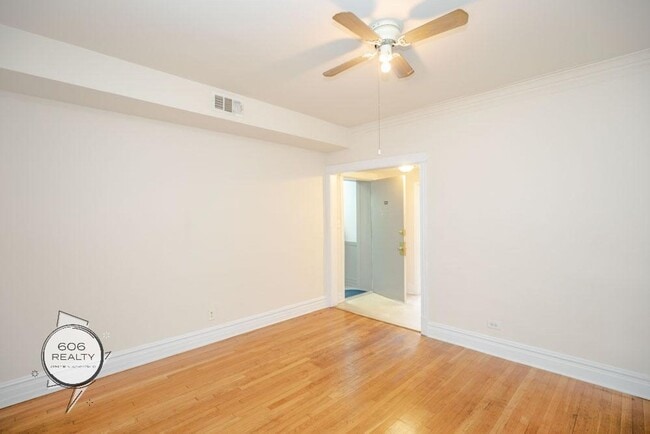 Building Photo - Marquette Park 2 Bed w/Hardwood Floors & Central heat