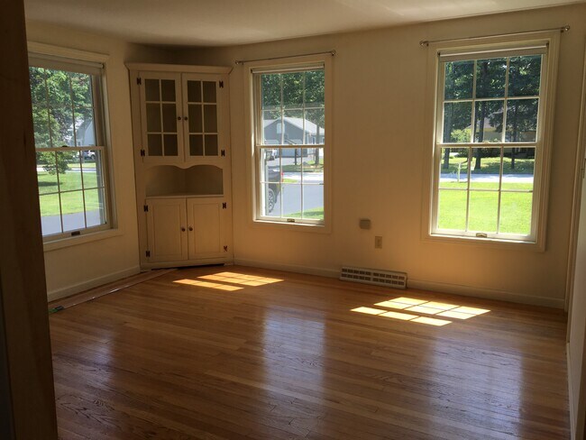 Building Photo - 21 Oak Wood Dr