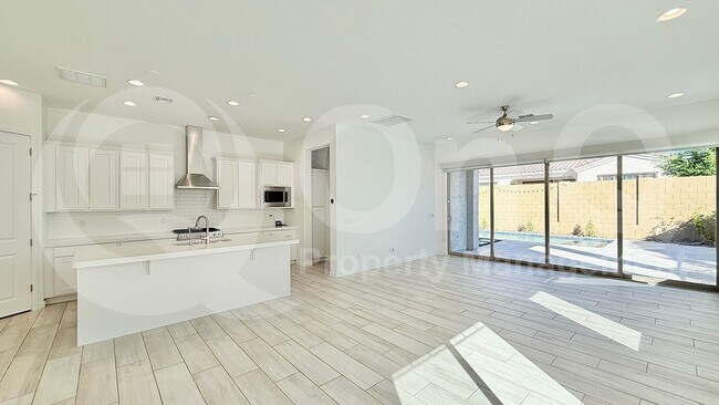 Foto del edificio - 718 E Silver Fox Way
