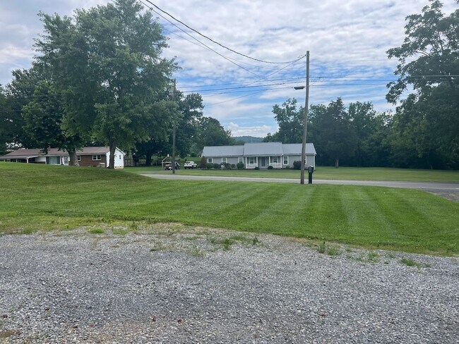 Building Photo - 3bed / 2 bath house near Race Track!