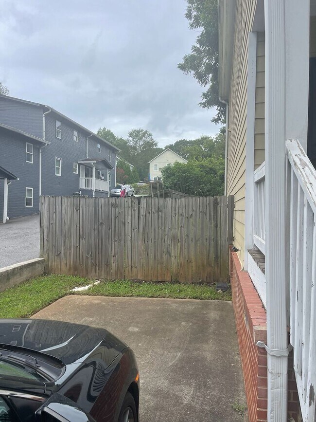 Building Photo - Cute Bungalow, Less Than Half Mile From We...