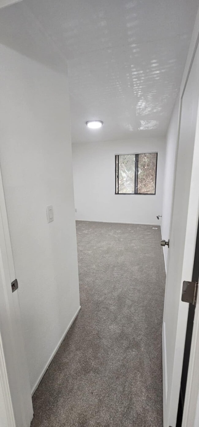 Building Photo - Mission Bart Apartments - Newly Renovated
