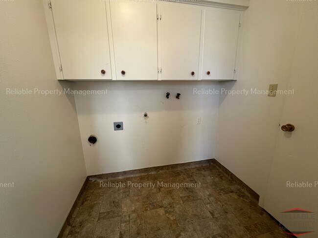 Foto del edificio - 472 Hansen Ave