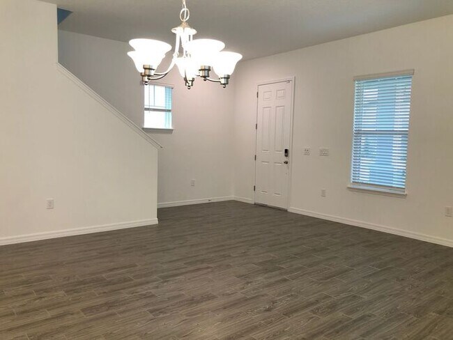 Foto del edificio - Beautiful 3/2.5 Newly Appointed Home with ...
