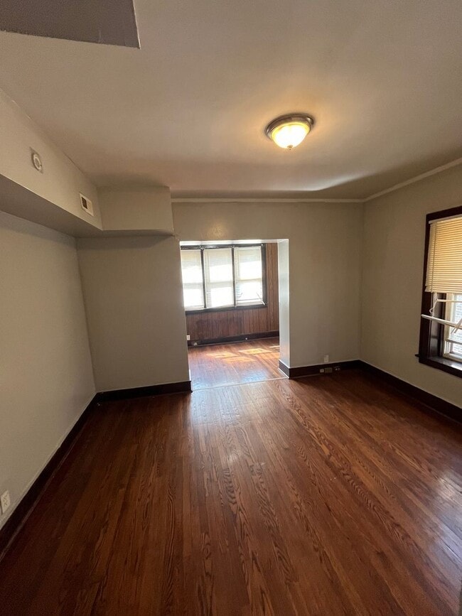 Building Photo - 10934 S Vernon Ave