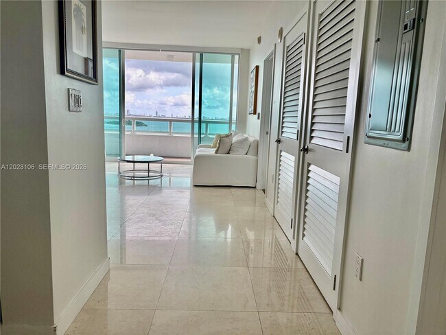 Building Photo - 1800 N Bayshore Dr
