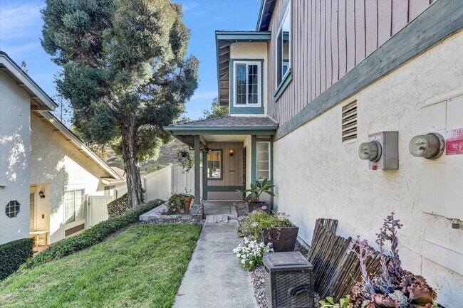 Foto del edificio - 3 Bed, 3 Bath Townhome -  Short Walk to Mission Trails Park w/ Big Garage!