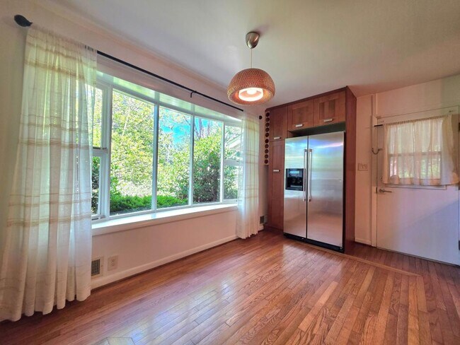 Foto del edificio - 2215 Collingwood Rd