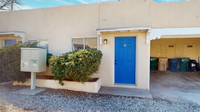 Building Photo - Centrally located 1BR apartment. Utilities included.