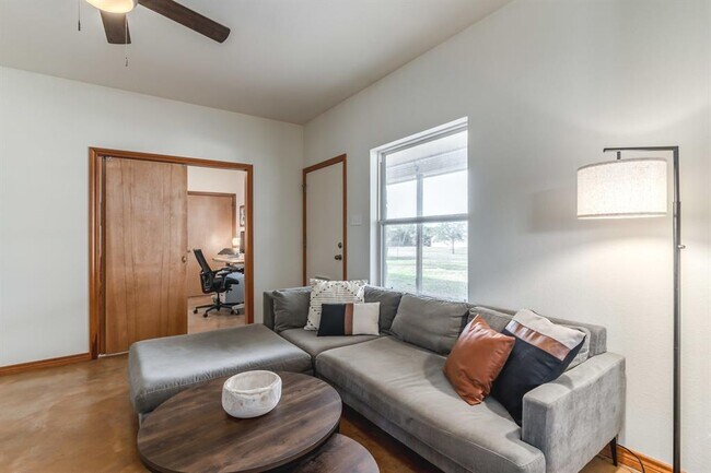 Foto del edificio - 2551 Spring Valley Dr