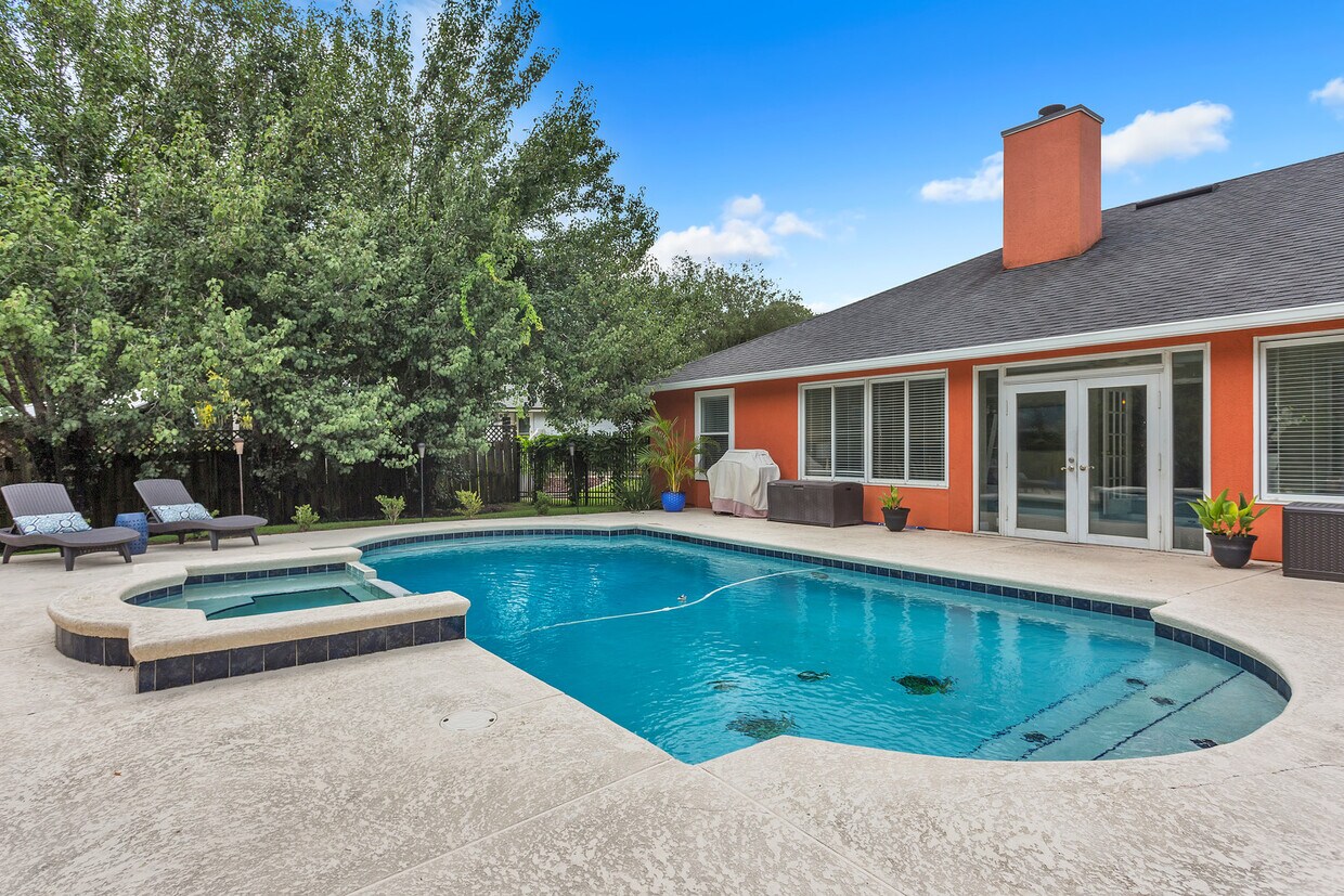 Pool & Spa - 4480 Majestic Bluff Dr N