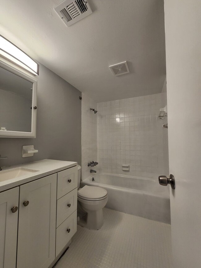 Foto del edificio - ** HALF OFF 1ST MONTH'S RENT WITH 13 MONTH LEASE **