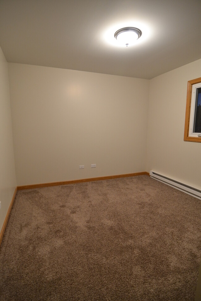 Building Photo - Amazing 2 Bedroom and 1 Bathroom Apartment