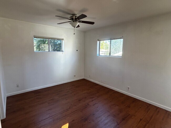 Building Photo - **Price Reduction** Spacious Studio w/ Large Upstairs Loft