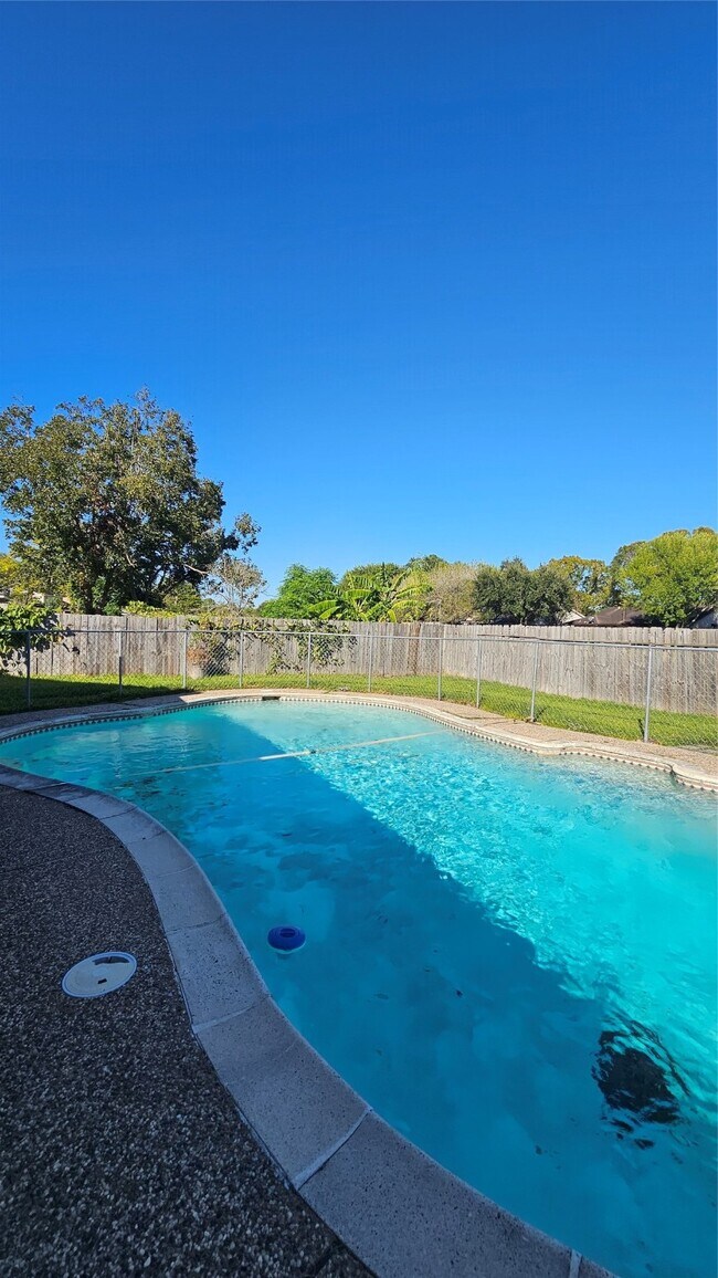 Foto del edificio - 543 Oakdale Dr