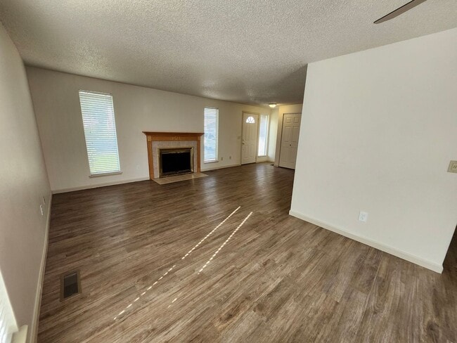 Building Photo - MOVE-IN SPECIAL: Spacious 4 Bedroom Home in N. Richland