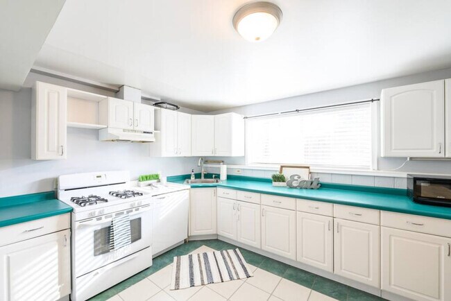 Building Photo - 1416 E Hollow Dale Dr