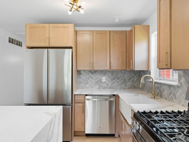 Fully Renovated 3-Bedroom Home with Designer Kitchen, Large Deck & Central Air in Pennsauken - Fully Renovated 3-Bedroom Home with Designer Kitchen, Large Deck & Central Air in Pennsauken