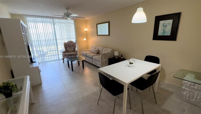 Foto del edificio - 8280 Sunrise Lakes Blvd