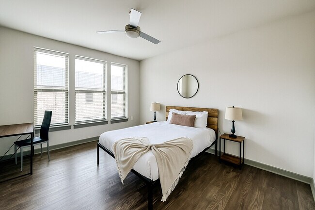 Foto del edificio - 305 E Broadway St