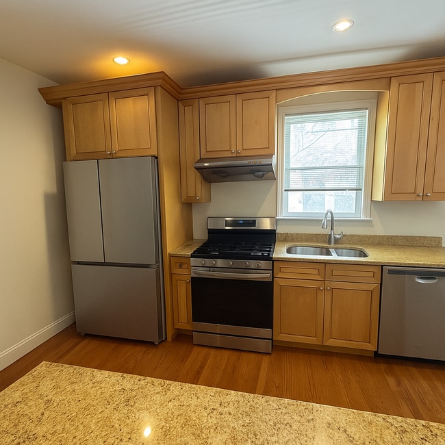 Building Photo - Charming 3 Bedroom