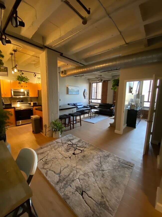 Foto del edificio - 114 W Adams St