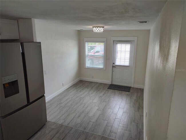 Building Photo - 301 Mystic Lake Dr N